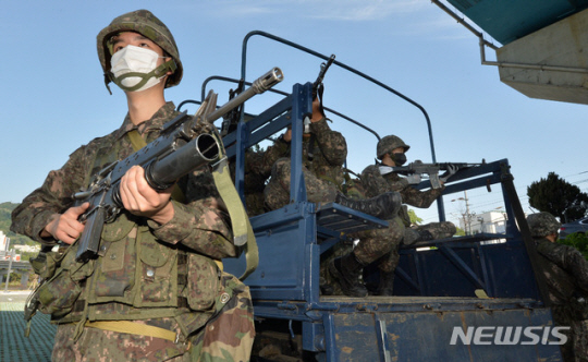지난해 5월 12일 경북 칠곡군 왜관철교에서 열린 민·관·군·경·소방 통합방위능력 향상을 위한 ‘2021 대구·경북 화랑훈련‘에 참가한 육군 50사단 칠곡대대 장병들이 경계 작전에 임하고 있다.  뉴시스