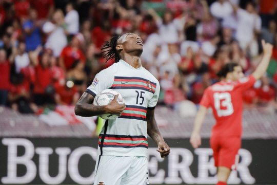 포르투갈의 하파엘 레앙이 13일 오전(한국시간) 스위스 제네바의 스타드 드 주네브에서 열린 UEFA 네이션스리그 리그A 2조 조별리그 4차전에서 경기가 풀리지 않자 침통한 표정을 짓고 있다. 포르투갈은 스위스에 0-1로 졌다. AP뉴시스