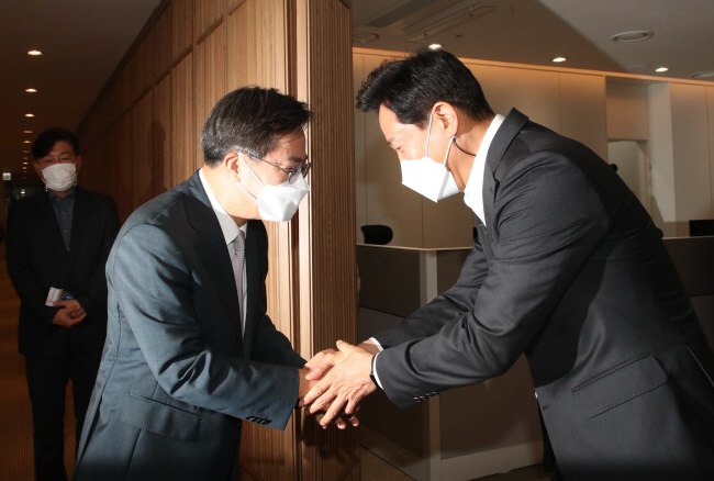13일 오전 서울시청 시장실에서 오세훈(오른쪽) 시장과 김동연 경기지사 당선인이 현안 논의를 위한 만남을 가졌다.    김동훈 기자
