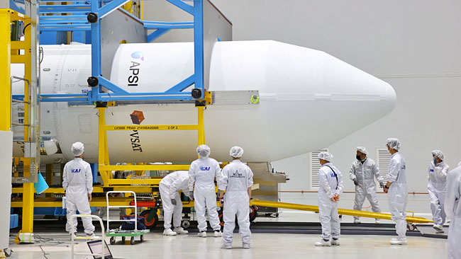 2차 발사 예정일을 사흘 앞둔 12일, 한국형 발사체 누리호(KSLV-Ⅱ)가 전남 고흥군 봉래면 나로우주센터에서 모든 조립과 1·2·3단 결합을 마치고 마무리 점검을 받고 있다. 한국항공우주연구원 제공, 연합뉴스