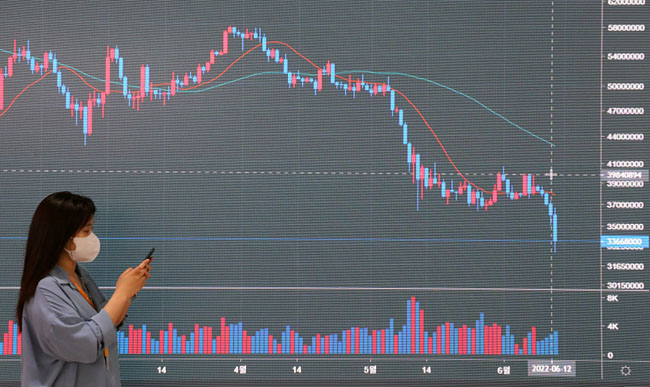 가상화폐 시장이 급락한 13일 오후 서울 서초구 빗썸 고객센터 전광판에 비트코인이 3300만원 대에 거래되고 있다. 뉴시스