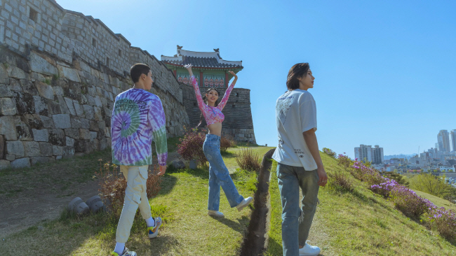 아바타 플랫폼 제페토에서 ‘문화유산 방문 캠페인’을 하는 가상인간 3남매.