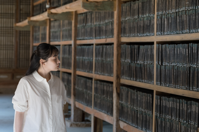 배우 김민하가 해인사의 팔만대장경을 둘러보고 있다.   문화재청 제공