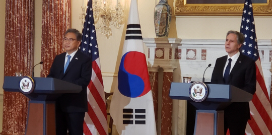박진(왼쪽) 외교부 장관과 토니 블링컨 미 국무장관이 13일(현지시간) 미국 워싱턴의 국무부에서 회담을 마친 뒤 기자회견을 하고 있다. 연합뉴스