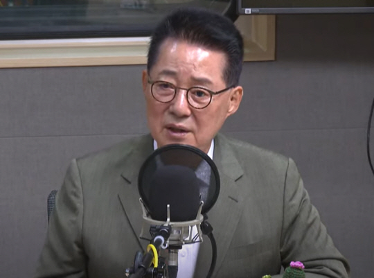 박지원 전 국가정보원장이 14일 TBS ‘김어준의 뉴스공장’에 출연해 인터뷰를 하고 있다. 유튜브 캡처