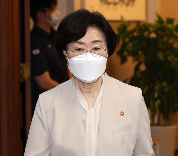 정영애 전 여성가족부 장관이 지난 4월 2일 정부서울청사에서 열린 국무회의에 참석하고 있다. 뉴시스