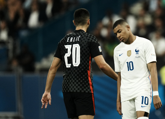 프랑스의 킬리안 음바페(오른쪽)가 14일 오전(한국시간) 프랑스 생드니의 스타드 드 프랑스에서 열린 UEFA 네이션스리그 리그A 1조 조별리그 4차전 도중 침통한 표정을 짓고 있다. 프랑스는 크로아티아에 0-1로 졌다. AP뉴시스