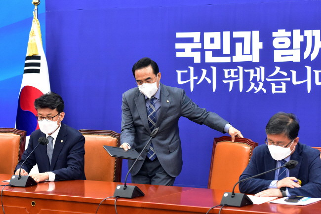 박홍근(가운데) 더불어민주당 원내대표가 14일 오전 국회에서 열린 원내대책회의에 참석해 착석하고 있다. 왼쪽부터 진성준 원내수석부대표, 박 원내대표, 김성환 정책위의장.  국회사진기자단