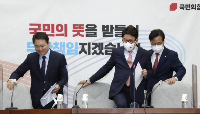권성동(가운데) 국민의힘 원내대표가 14일 오전 국회에서 열린 원내대책회의에 참석해 착석하고 있다. 왼쪽부터 성일종 정책위의장, 권 원내대표, 송언석 원내수석부대표.  국회사진기자단