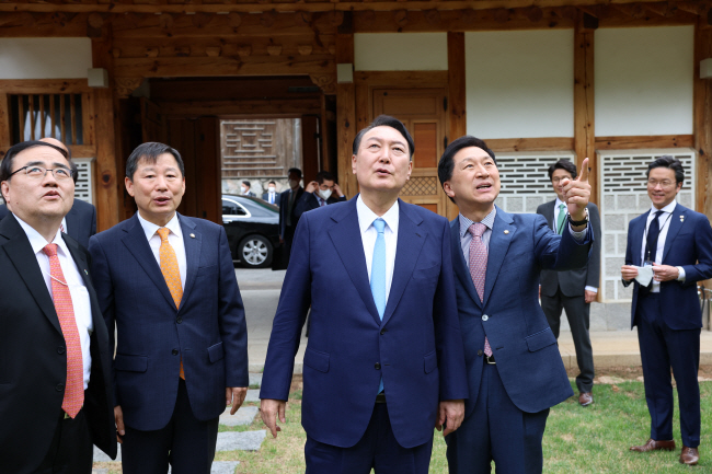 윤석열 대통령이 지난 14일 유럽연합(EU)특사단으로부터 결과 보고를 받은 뒤 오찬을 함께하기 위해 서울 삼청동의 한 식당으로 들어서고 있다. 왼쪽부터 김성한 국가안보실장, 이철규 국민의힘 의원, 윤 대통령, 김기현 국민의힘 의원. 연합뉴스