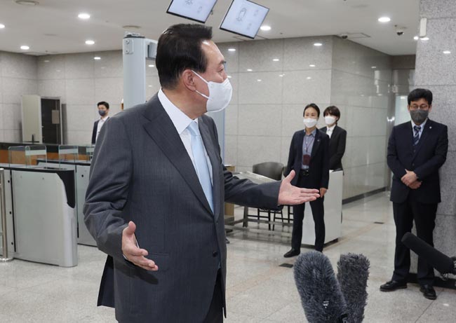 윤석열 대통령이 15일 오전 서울 용산 대통령실 청사로 출근하며 취재진 질문에 답하고 있다. 뉴시스