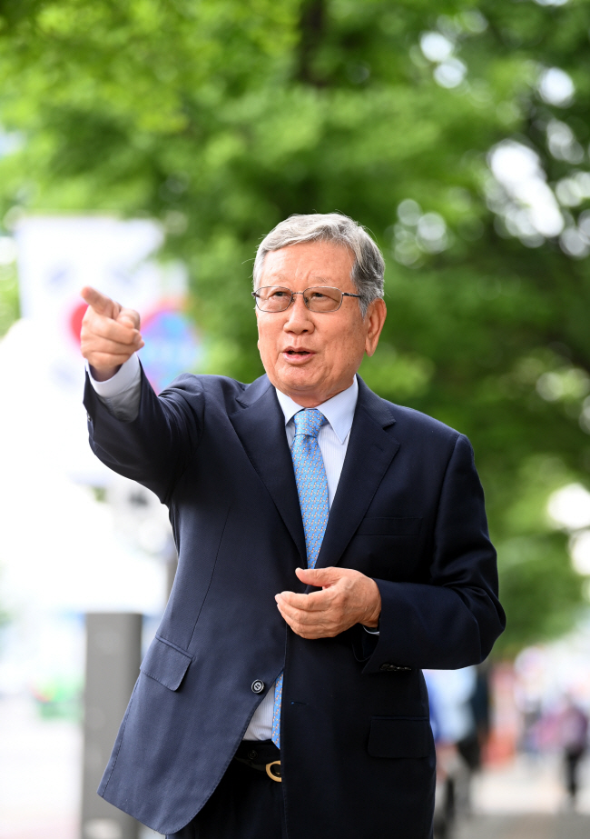 한·일 관계가 역대 최악의 경색 국면에 빠져있는 가운데 ‘민간 외교창구’를 통한 교류 재개의 중책을 맡은 유흥수 한일친선협회중앙회 회장이 지난 8일 서울 영등포구 여의동 국회 앞에서 집무실로 이동하고 있다. 유 회장은 “한국 경제와 안보를 위해 일본과의 관계를 개선해야 한다”고 말했다.  김선규 기자