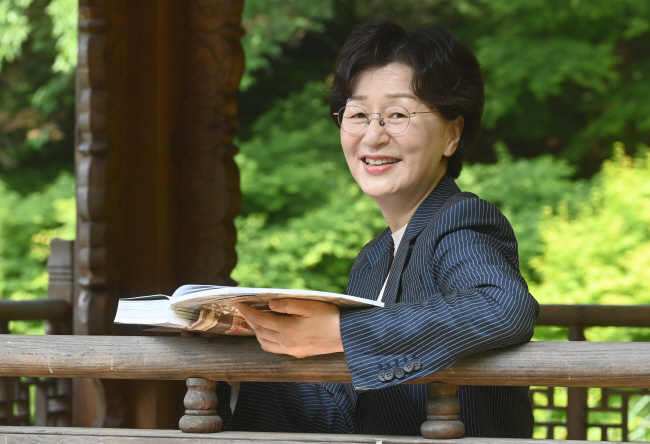 박정혜 한국학중앙연구원 교수가 지난 10일 경기 성남시 한국학중앙연구원 연구실 앞에서 포즈를 취하고 있다. 박 교수는 최근 조선 양반 가문의 집안 행사 등을 묘사한 ‘사가기록화’ 연구서를 펴냈다.  신창섭 기자