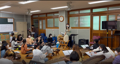 지난 4월 대구 달성군 대구천내초등학교의 국악관현악단이 교내에 함께 모여 토요합주를 하고 있다. 성갑영(가운데) 교사가 아이들을 지도하고 있다.  초록우산어린이재단 제공