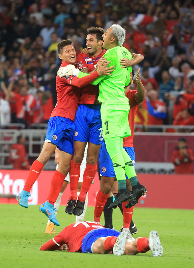 코스타리카 골키퍼 케일러 나바스(오른쪽)가 15일(한국시간) 카타르 알라얀의 아흐마드 빈 알리 스타디움에서 2022 카타르월드컵 본선 진출을 확정한 후 펄쩍 뛰어오르며 동료들과 기쁨을 나누고 있다.  로이터 연합뉴스