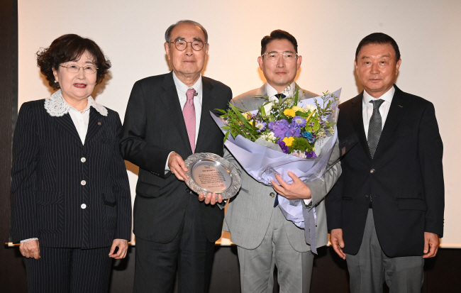 이홍구(왼쪽 두 번째) 서울국제포럼 이사장이 14일 서울 중구 소공로 플라자호텔에서 열린 제14회 영산외교인상 시상식에서 조석래 효성 명예회장의 상을 대리 수상한 조 명예회장의 장남 조현준(〃세 번째) 효성 회장 등과 기념사진을 찍고 있다. 왼쪽부터 김명자 서울국제포럼 회장, 이 이사장, 조 회장, 임성준 영산외교인상위원회 위원장.  김동훈 기자