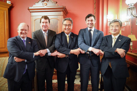 취임 후 첫 방미 일정을 소화 중인 박진 외교부 장관이 14일 미국 연방 상원의원들과 조찬 간담회를 마친 후 기념촬영을 하고 있다. 왼쪽부터 크리스 쿤스, 빌 해거티 상원의원, 박 장관, 존 오소프 상원의원, 조태용 주미 한국대사. 주미 한국대사관 제공