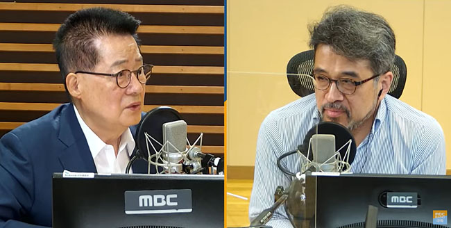 박지원(왼쪽) 전 국가정보원장이 15일 오전 MBC라디오 ‘김종배의 시선집중’에 출연해 최근 ‘국정원 X파일’을 언급한 이유 등에 대해 말하고 있다. ‘김종배의 시선집중’ 유튜브 채널 캡처