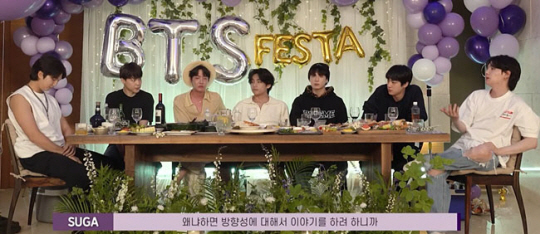 그룹 방탄소년단(BTS) 멤버들이 14일 유튜브 채널에 게재한 회식 영상 속에서 향후 그룹 활동 방향에 대한 이야기를 나누고 있다. 유튜브 캡처