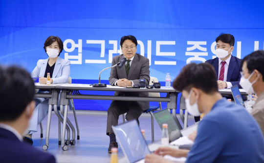 강기정 광주시장 당선인이 15일 오전 광주 서구 광주도시공사 인수위원회 회의실에서 미디어데이를 열고 있다. 광주시 제공