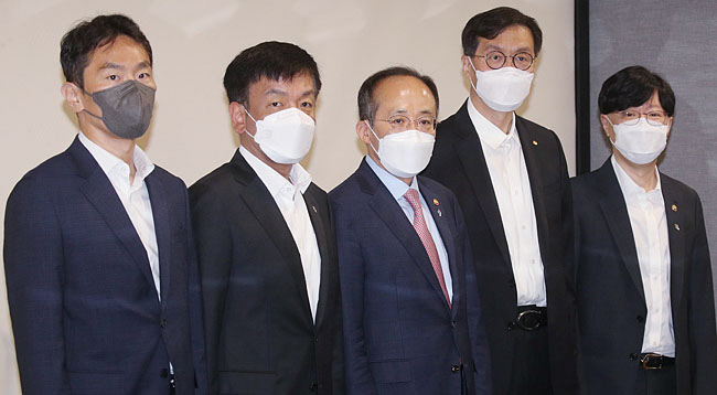 이복현 금융감독원장(왼쪽부터), 최상목 대통령실 경제수석, 추경호 부총리 겸 기획재정부 장관, 이창용 한국은행 총재, 김소영 금융위원회 부위원장이 16일 서울 중구 명동 은행회관에서 열린 비상 거시경제금융회의에 참석해 포즈를 취하고 있다.   김호웅 기자