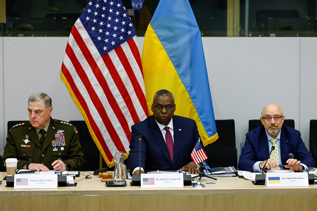 로이드 오스틴(가운데) 미 국방장관이 15일 벨기에 브뤼셀에서 열린 우크라이나 국방 지원 관련 회의에서 마크 밀리(왼쪽) 미 합참의장, 올렉시 레즈니코프 우크라이나 국방장관과 함께 10억 달러(약 1조2790억 원) 규모의 우크라이나 무기 추가 지원 방안을 밝히고 있다.  로이터 연합뉴스
