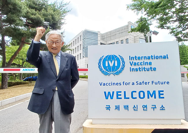 지난 7일 서울대 내에 있는 국제백신연구소(IVI)에서 만난 조완규 상임고문이 “IVI는 우리나라에 본부를 둔 최초의 국제기구”라며 IVI 건물을 배경으로 파이팅을 외치고 있다.