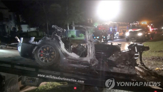 지난해 4월 미국 텍사스주에서 사고를 낸 테슬라 자동차 잔해. 로이터 연합뉴스