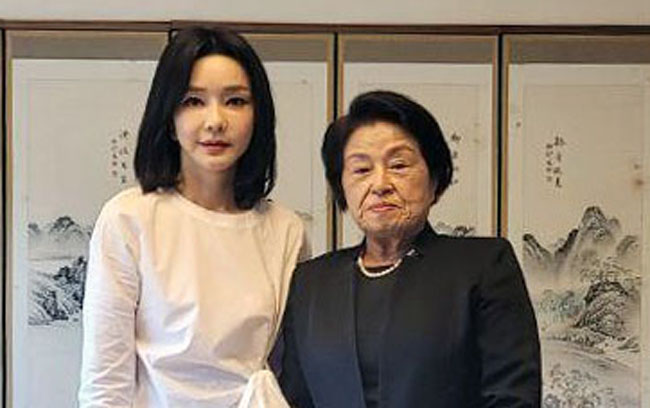 윤석열 대통령 부인 김건희 여사가 16일 오후 서울 서대문구 연희동 고 전두환 전 대통령 자택을 방문, 전 전 대통령 부인 이순자 여사와 기념촬영을 하고 있다. 뉴시스·대통령실 제공