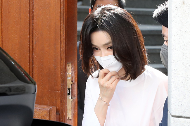 윤석열 대통령 부인 김건희 여사가 16일 오후 서울 서대문구 연희동 고 전두환 전 대통령 자택에서 전 전 대통령 부인 이순자 여사 방문을 마치고 차량으로 이동하고 있다. 뉴시스·대통령실 제공