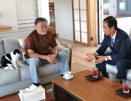 한덕수(오른쪽) 국무총리가 16일 경남 양산 평산마을의 문재인 전 대통령 사저를 방문해 문 전 대통령과 대화하고 있다. 한덕수 국무총리 페이스북 캡처