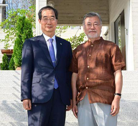 한덕수(왼쪽) 국무총리가 16일 경남 양산 평산마을을 찾아 문재인 전 대통령을 예방, 기념 촬영을 하고 있다. 한덕수 국무총리 페이스북 캡처