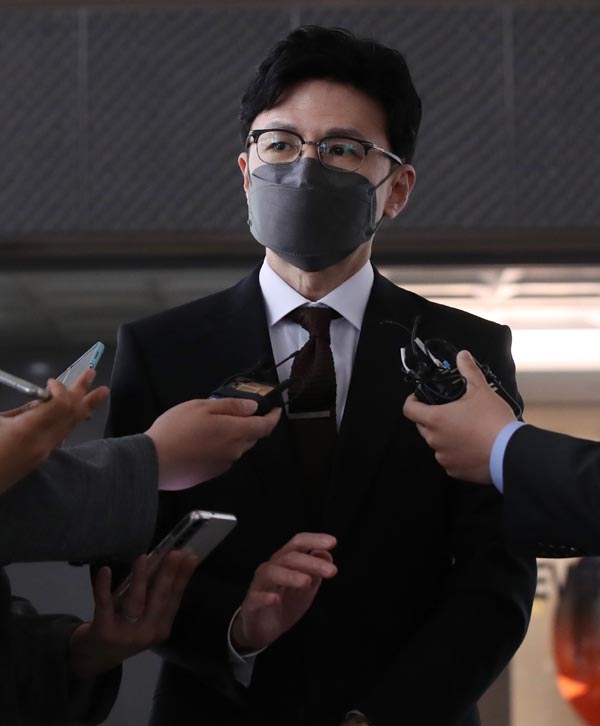 한동훈 법무부 장관이 16일 서울 중구 프레스센터에서 열린 ‘제40회 교정대상 시상식’에 앞서 현안에 대한 기자들의 질의에 답하고 있다. 뉴시스