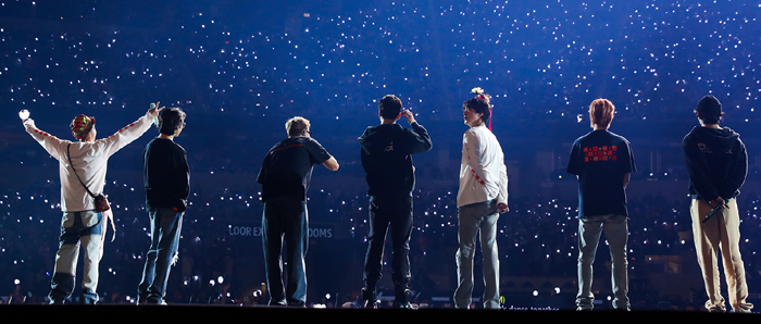 지난해 말 미국 로스앤젤레스(LA) 소파이 스타디움에서 열린 콘서트에서 방탄소년단(BTS) 멤버들이 약 5만 명의 팬에게 감사 인사를 전하고 있다. 빅히트 제공