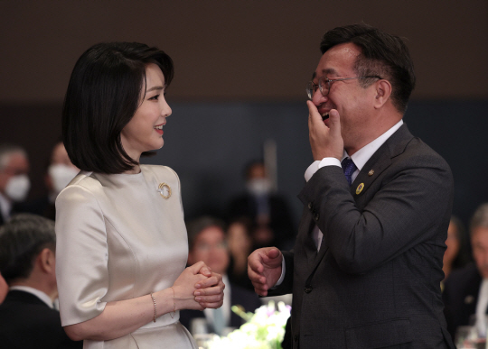 김건희 여사가 지난 5월 10일 서울 중구 신라호텔에서 열린 외빈 초청 만찬에서 윤호중 당시 더불어민주당 비상대책위원장과 이야기를 나누고 있다. 대통령실 제공