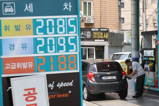 지난 13일 서울 시내 한 주유소에서 휘발유와 경유가 ℓ당 2100원에 육박한 가격에 판매되고 있다. 연합뉴스