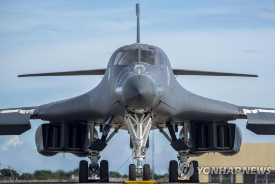 괌 앤더슨 공군기지에 4대가 전진배치된 미국 전략폭격기 B-1B 랜서. 연합뉴스
