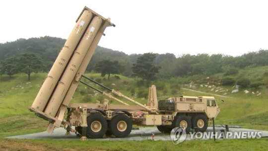 경북 성주주한미군 사드(THAAD·고고도 미사일방어체계) 기지 내 차량에 실린 사드 포대 장비. 문재인 정부 기간 환경영향 평가 지연으로 임시 작전배치 상태에서 윤석열 정부 들어 한미 합의에 의해 기지 정상화에 속도를 내고 있다. 연합뉴스