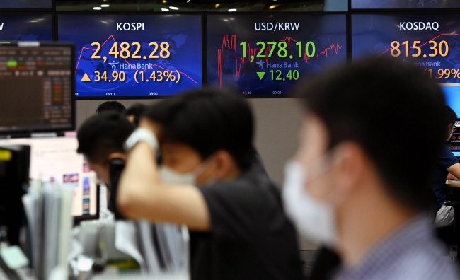 미국 연방준비제도(Fed)가 28년 만에 기준금리를 0.75%포인트 인상하는 ‘자이언트 스텝’을 결정했음에도 뉴욕증시가 상승 마감함에 따라 국내 증시도 상승 출발하는 모습을 보였다. 16일 오전 서울 중구 하나은행 딜링룸에서 딜러들이 업무를 보고 있다.   윤성호 기자