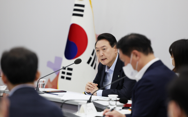 윤석열 대통령이 16일 오전 경기 성남시 판교 제2 테크노밸리 기업성장센터에서 열린 ‘새 정부 경제정책 방향’ 발표 회의에서 발언하고 있다. 연합뉴스