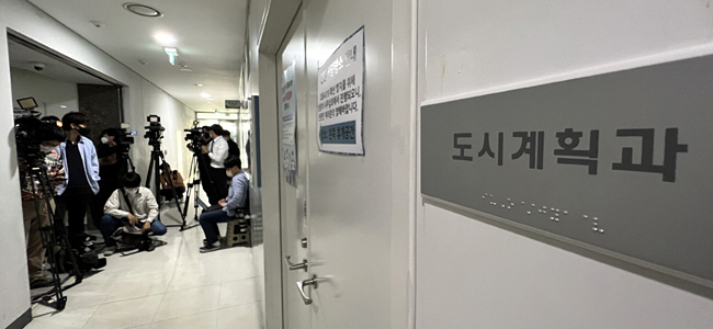 경기남부경찰청 반부패·경제범죄수사대가 16일 오전 경기 성남시 분당구 백현동 A 아파트 개발사업 의혹 수사를 위해 성남시청 도시계획과 등에 대해 전격적인 압수수색에 나선 가운데 취재진이 시청 복도에 대기하고 있다.  연합뉴스