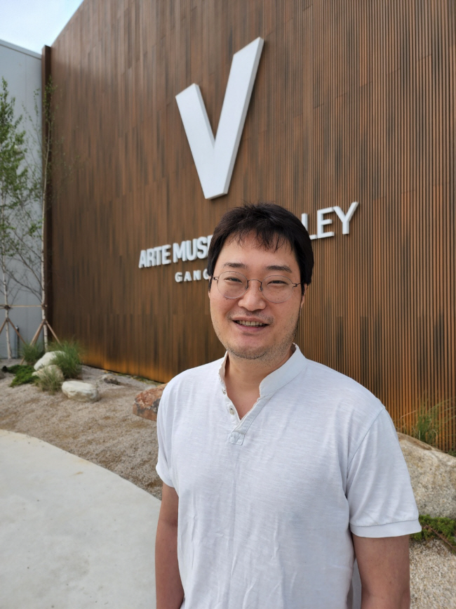 이성호 대표가 강릉 아르떼뮤지엄 입구에서 포즈를 취했다. 서울 본사에서 일하는 그는 “작년 12월 개관 이후 자주 찾아왔다”며 “관객들이 한껏 즐기는 모습을 볼 때마다 스스로 만족스럽다”고 했다.
