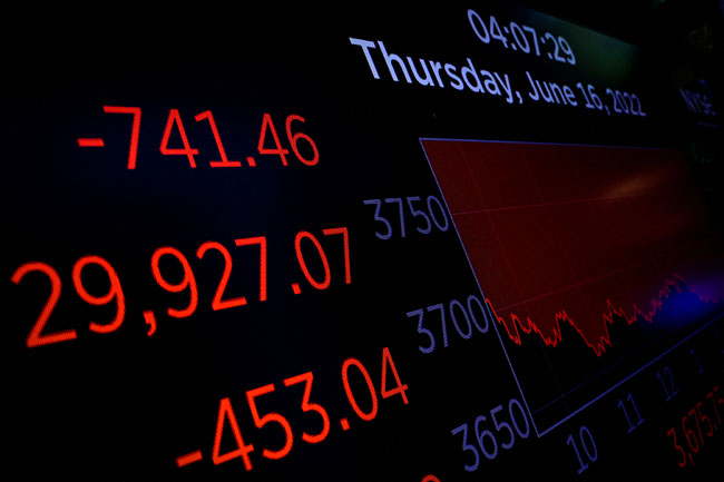 16일(현지시간) 미국 뉴욕증권거래소(NYSE)의 한 스크린에 장마감 시 3만 선이 붕괴된 다우존스30 산업평균지수가 표시되고 있다. 연합뉴스·로이터