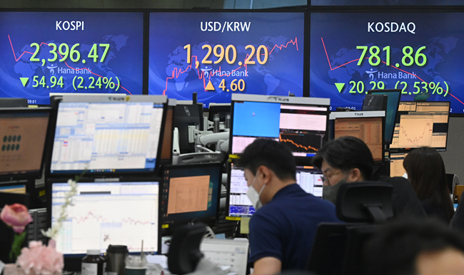 17일 오전 서울 중구 을지로 하나은행 외환거래실에서 직원들이 주가와 환율 변동 상황을 살펴보고 있다. 신창섭 기자