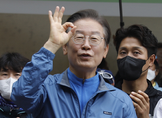 이재명 더불어민주당 의원이 18일 인천 계양산 야외공연장에서 열린 ‘이재명과 위로걸음’ 행사에서 지지자들과 대화를 하고 있다. 뉴시스