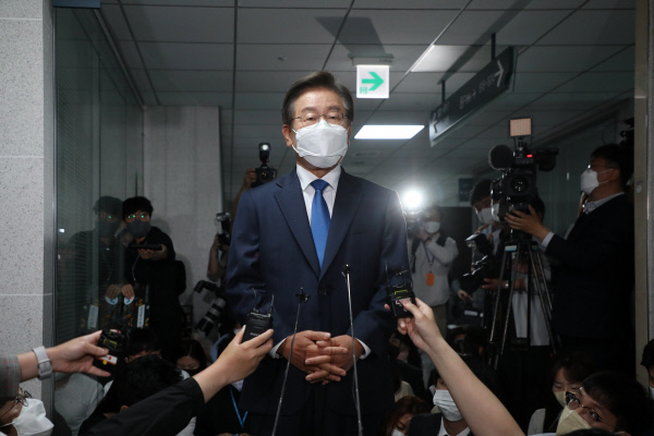 더불어민주당 이재명 의원이 지난 7일 국회 의원회관으로 첫 등원을 하며 의원실 앞에서 기자들의 질문에 답하고 있다. 국회사진기자단
