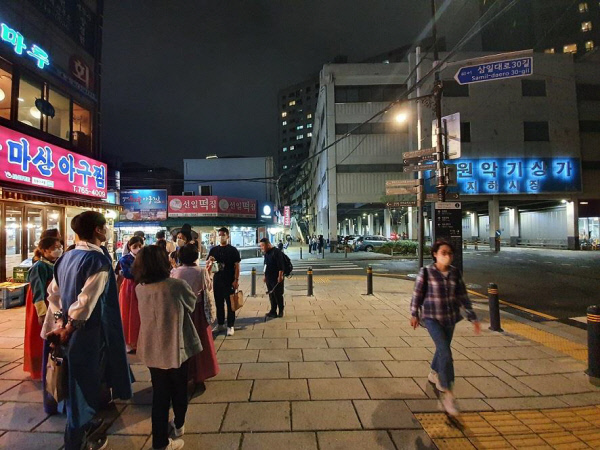 지난 15일 진행된 ‘도보 역사 체험 프로젝트: 가치가세’ 참여자들이 낙원상가에 대한 문화해설사의 설명을 듣는 모습. 서울시청 제공.