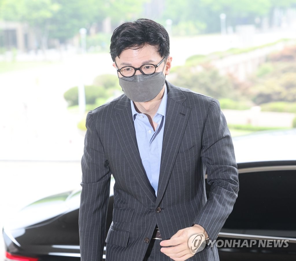 (과천=연합뉴스) 취임 한 달을 맞은 한동훈 법무부 장관이 17일 오전 정부과천청사 법무부에 출근하고 있다. 2022.6.17