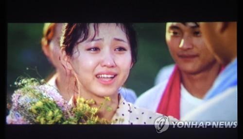 (평양 조선중앙통신=연합뉴스) 고아 7명을 거둬 키우는 스무살 미혼 여성을 모범인물로 부각시킨 ‘강선땅의 처녀어머니’ 미담을 원형으로 한 새로 나온 북한 예술영화 ‘우리집이야기’를 3일 조선중앙통신이 보도했다. 2016.9.3