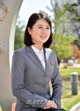 (서울=연합뉴스) 조선신보는 북한 드라마 ‘마지막 한 알’ 주연을 맡은 평양연극영화대학 배우학부 영화배우과 3학년 리효심이 인터뷰에서 “미숙한 연기였지만 사람들이 어제날의 살아있는 박영순을 보는 것 같다고 이야기할 때 정말 흥분과 격정이 컸다”고 말했다고 14일 전했다.